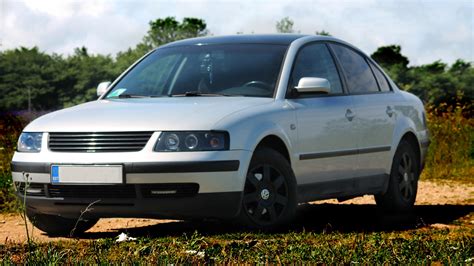 Stabdžių skysčio bakelio vieta „Volkswagen Passat B5“ variklio skyriuje