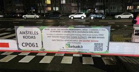 Nuotrauka su aplink esančiais prekybos centrais ir poliklinika