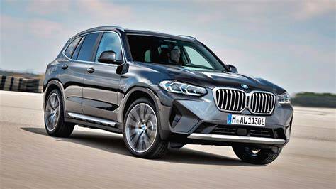 BMW X3 su skirtingų dydžių ratlankiais iliustracija