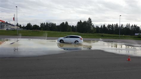 Specialiai paruoštas automobilis su slydimo imitacija ekstremalaus vairavimo mokymams