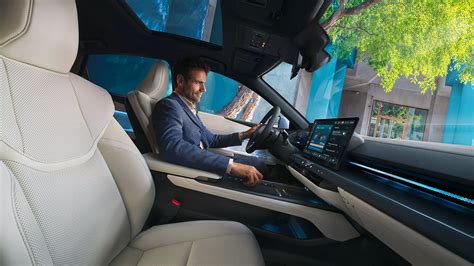 Teminė nuotrauka: žmogus vairuojantis automobilį