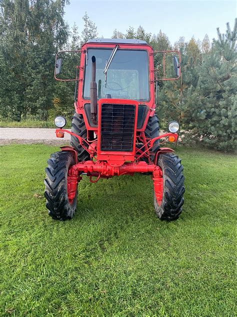 MTZ-80 traktorius dirbantis lauke