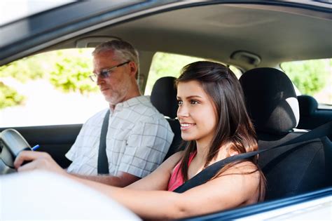 nuotrauka, iliustruojanti šeimos vairavimo instruktorių ir mokinį automobilyje