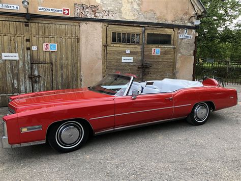 Teminė nuotrauka su retro automobiliu (pvz., baltu Cadillac)