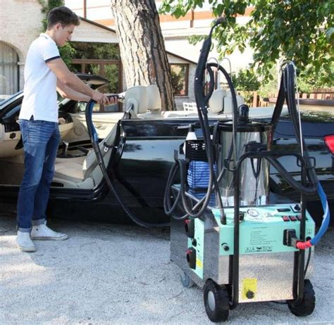 Teminė nuotrauka: mobilus furgonas su įranga, skirtas automobilių plovimui garais