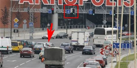 automobilis, rodantis posūkio signalą sankryžoje