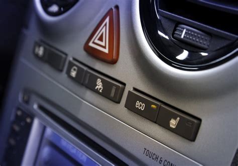 automobilio panelės fragmentas su avarinės šviesos signalizacijos mygtuku
