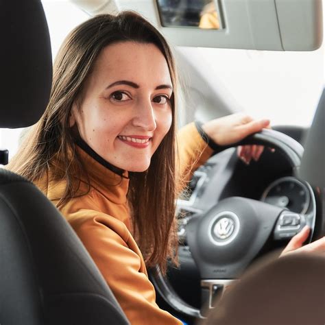Teminė nuotrauka: moteris prie BMW automobilio vairo mieste