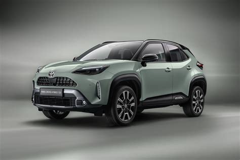 nuotrauka su populiariausiais naujais automobiliais Lietuvoje (Toyota Yaris Cross, VW T-Roc, Škoda Octavia, Kia Sportage)
