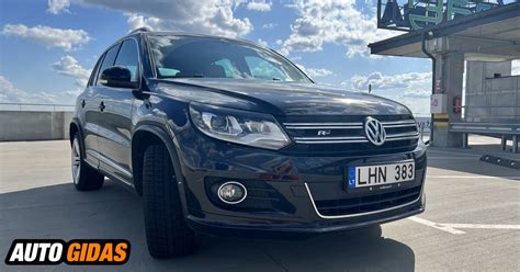 Visureigis Volkswagen Tiguan važiuoja sudėtingu keliu