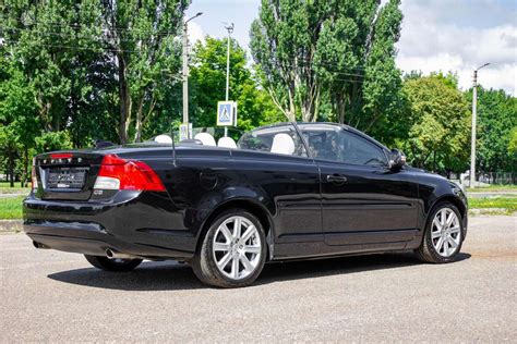 Volvo kabrioletas su atverstu stogu