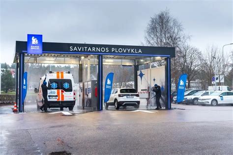 moderni tunelinė automobilių plovykla su naujausia įranga ir dirbančiu personalu