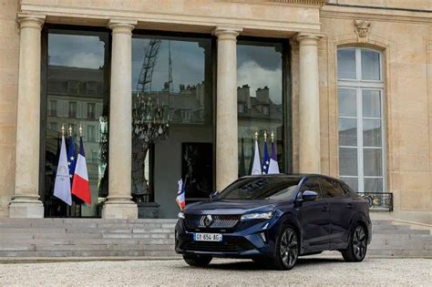 Tematinė nuotrauka su automobiliu ir Prancūzijos kraštovaizdžiu