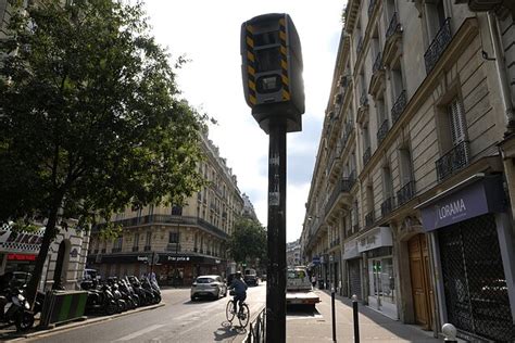 Paryžiaus gatvės su motoroleriais