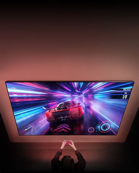Asmens, žaidžiančio lenktynių žaidimą su VR ir žaidimų vairu, nuotrauka
