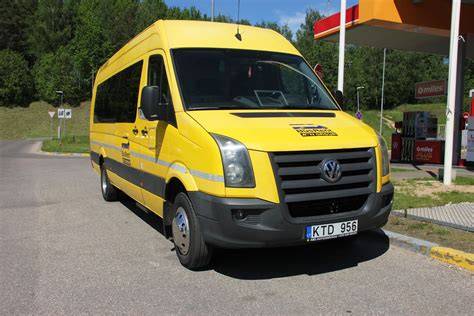Inforgrafika, lyginanti krovinių mikroautobusų nuomos su vairuotoju ir be jo privalumus bei trūkumus