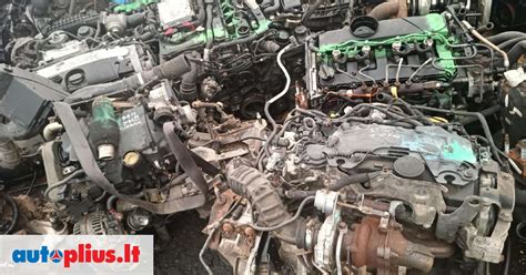 Nuotrauka iš autolaužyno su įvairių automobilių dalių krūvomis