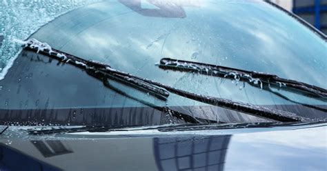 Tematinė nuotrauka: automobilio valytuvai valo stiklą