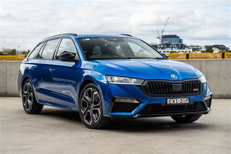 Skoda Octavia RS eksterjero vaizdas su pabrėžtais sportiniais elementais