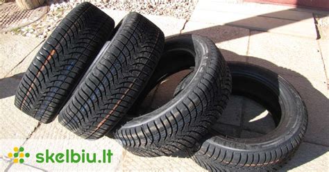 Nuotrauka: universalios padangos montuojamos ant SUV automobilio