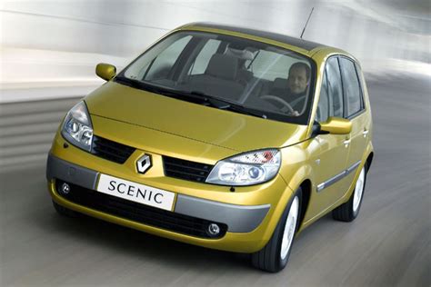 Tematinė nuotrauka: Renault Scenic II su aiškiai matomu šoniniu veidrodėliu