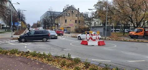 Infografika, paaiškinanti eismo juostų pasirinkimą dviejų juostų žiedinėje sankryžoje