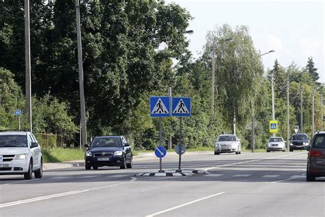 Tematinė nuotrauka, vaizduojanti kelio ženklų lipdukus, naudojamus garaže ar automobilių stovėjimo aikštelėje