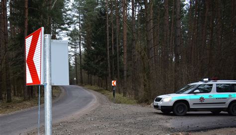 Tematinė nuotrauka, vaizduojanti kelio ženklo lipduko dizaino pritaikymo procesą