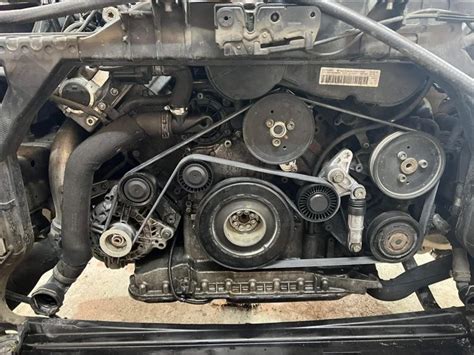 Mechanikas keičiantis Audi variklio paskirstymo diržą