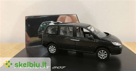 Peugeot 807 modelis su trimis stoglangiais