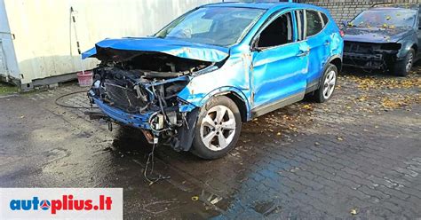 Nuotrauka su įvairiomis naudotomis automobilių dalimis autolaužyne