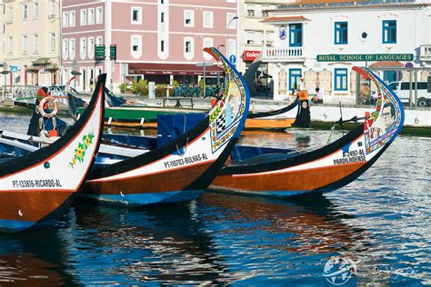 Nuotrauka su moliceiros laiveliais Aveiro mieste
