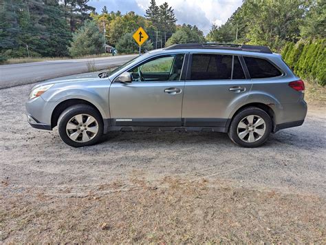 Subaru Outback 2.5 automobilio profilio nuotrauka, akcentuojanti aukštą prošvaisą ir universalumo dizaino elementus