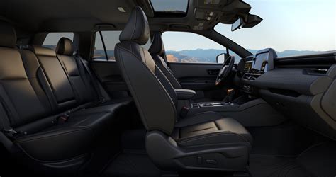 Interjero nuotrauka, rodanti Subaru Outback 2.5 erdvų saloną ir didelę bagažinę