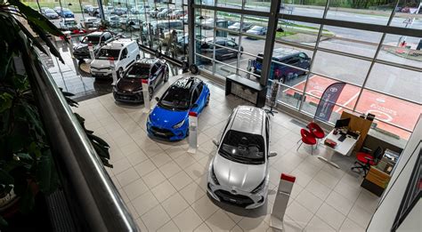 Šiuolaikinio autoserviso darbo zona su Toyota automobiliais