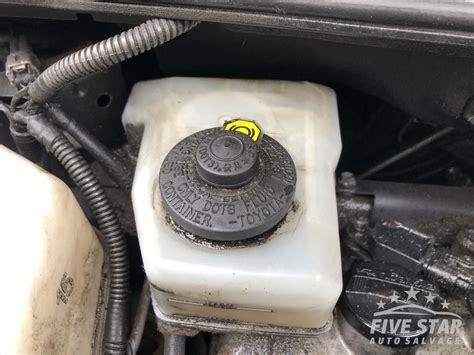 Photo of a power steering fluid reservoir in a Citroën C5.