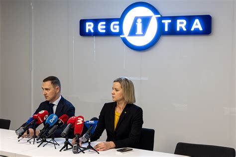 Teminė nuotrauka su Regitros logotipu ir modernaus aptarnavimo iliustracija