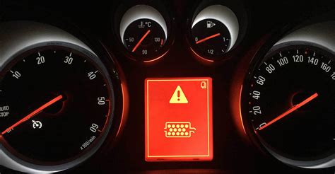 Nuotrauka: degančios DPF įspėjamosios lemputės automobilio prietaisų skydelyje