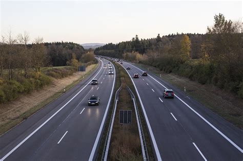 Infografika apie baudų dydžius už vairavimą be galiojančios pažymos