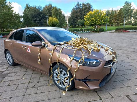Tematinė nuotrauka: naujas mokomasis automobilis su instruktoriumi
