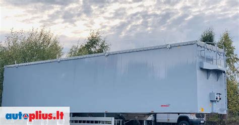 Teminis foto: įvairios priekabos ir puspriekabės, stovinčios logistikos centre