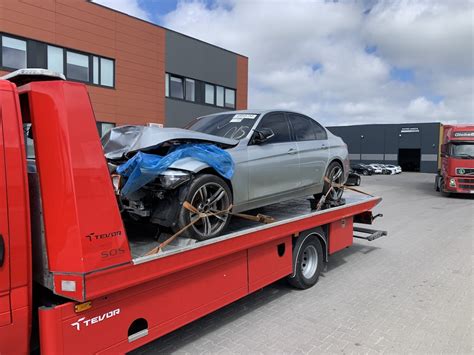 Teminė nuotrauka: evakuatorius, padedantis automobiliui kelyje Klaipėdos regione