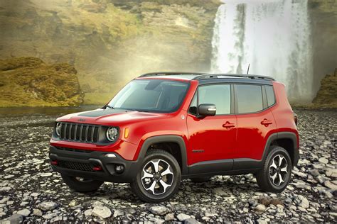 Jeep Renegade driving off-road with good ground clearance