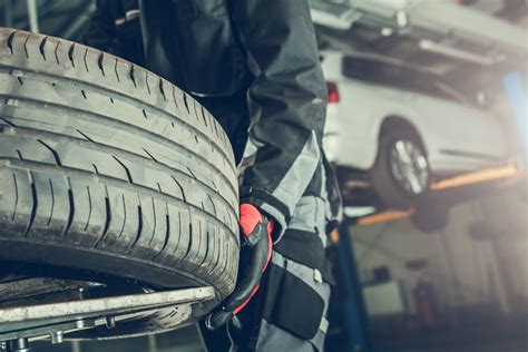 Teminė nuotrauka, iliustruojanti padangų pripūtimą degalinėje
