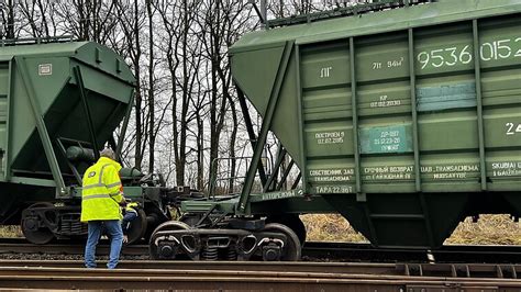 Traukinio vagonų nuotrauka po nuriedėjimo nuo bėgių Kėdainių rajone