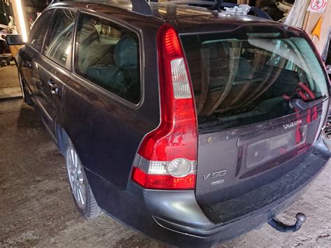 Tematinė nuotrauka: įvairios naudotos Volvo autodalys tvarkingai sudėtos sandėlyje