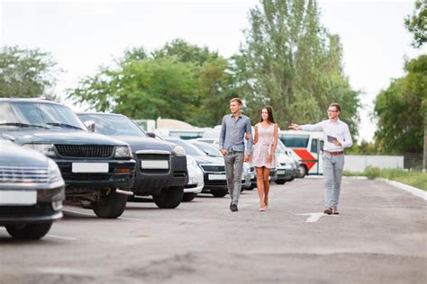 Šeimos, besirenkančios automobilį, nuotrauka. Gali būti keletas šeimyninių hečbekų fone.