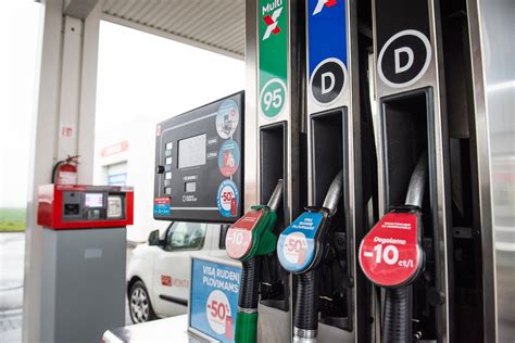 Infografika, lyginanti Ford B-Max benzino ir dyzelino variklių degalų sąnaudas