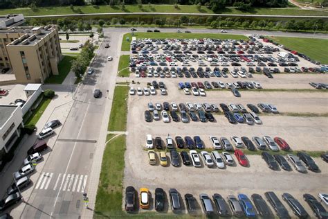Teminė nuotrauka: automobilių stovėjimo aikštelė Vilniaus centre