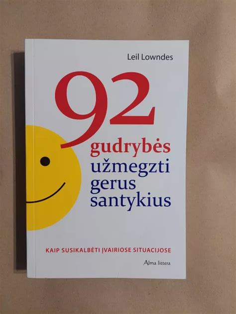 Du kaimynai, draugiškai bendraujantys laiptinėje, simbolizuojantys gerus santykius